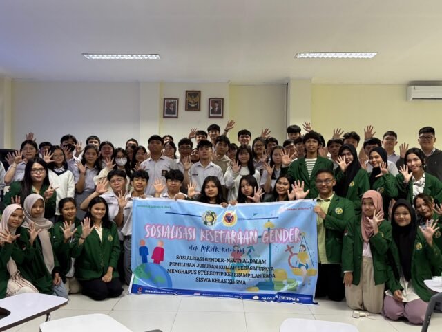 Kelompok mahasiswa proyek MKWK Kesetaraan Gender 5 USU berfoto bersama siswa-siswi SMA Swasta Sutomo 1 Medan, Senin (27/10/2025). | Sumber Istimewa