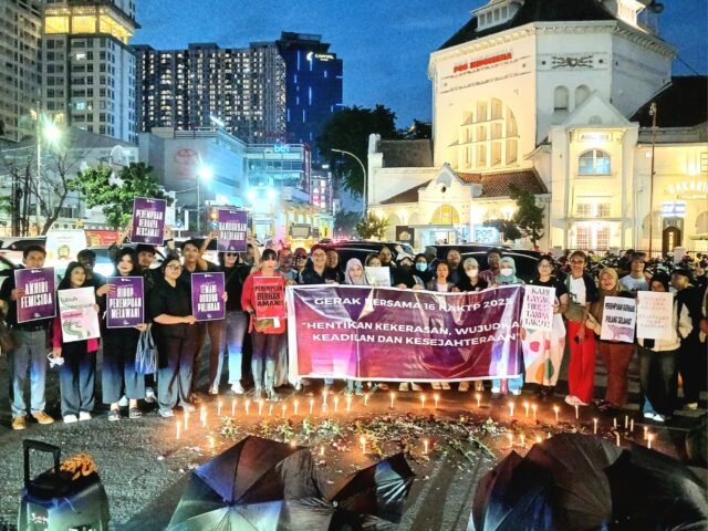 Aliansi masyarakat sipil dalam aksi memperingati 16 HAKTP di Posbloc Medan, Kamis (4/12/2025). | Muhammad Rifqy Ramadhan Lubis 