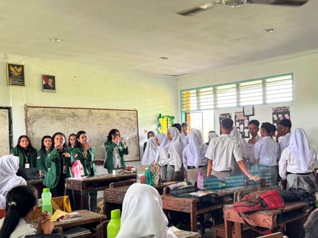 Kelompok MKWK Kehidupan Sehat dan Sejahtera 10 saat melakukan games di ruang kelas bersama siswa SMA Dharma Pancasila Medan, Senin (10/11/2025). | Sumber Isitmewa