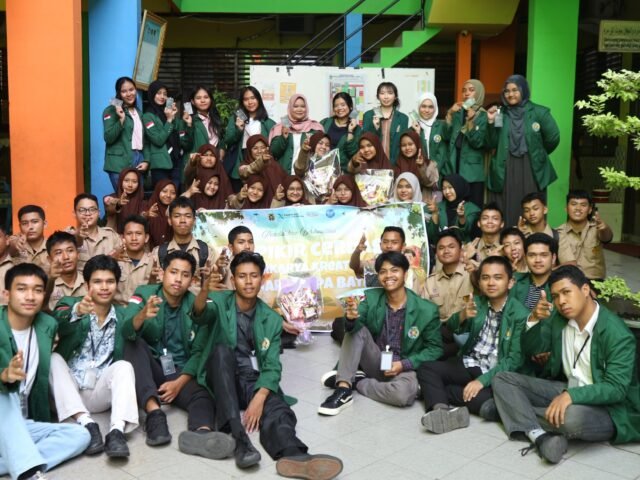 Kelompok mahasiswa proyek MKWK Pendidikan Berkualitas 41 USU berfoto bersama siswa kelas 10 MAN 1 Medan, Sabtu (8/11/2025). | Sumber Istimewa