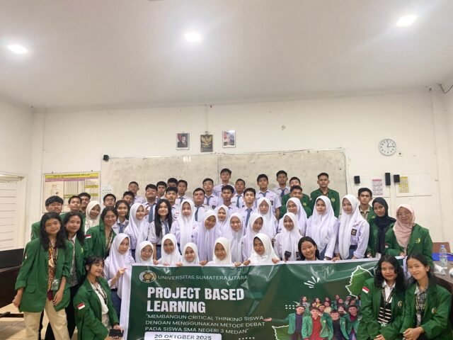 Kelompok mahasiswa proyek MKWK Pendidikan Berkualitas 55 USU berfoto bersama siswa-siswi SMAN 3 Medan, Senin (20/10/2025). | Sumber Istimewa