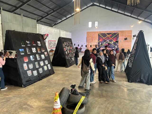 Suasana pameran Fotografi "Evidentia" oleh Ilmu Komunikasi Kelas B USU di Manhattan Urban Market Medan, Sabtu (6/12/2025). | Muhammad Nabil Farish