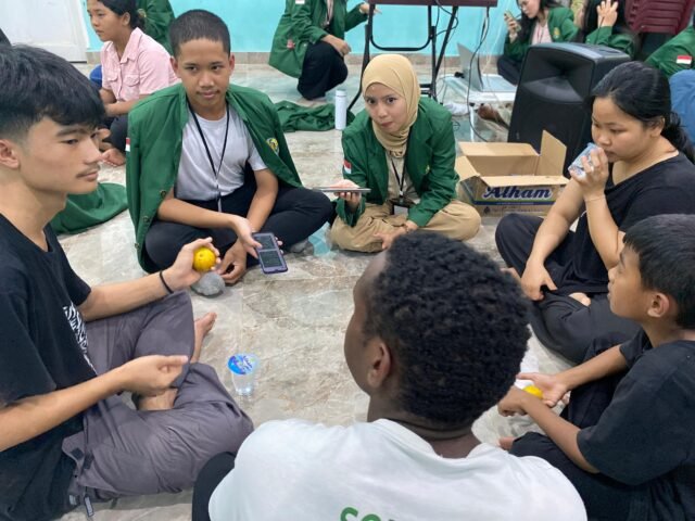 Kelompok MKWK Kehidupan Sehat dan Sejahtera 23 saat Sharing Session bersama anak-anak di Panti Asuhan Simpang Tiga Indonesia, Minggu (26/10/2025). | Sumber Istimewa