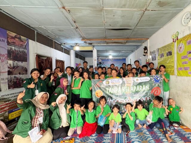 Kelompok MKWK Tanpa Kelaparan 1 USU berfoto bersama anak-anak dan pihak Panti Asuhan Ikhlas Cinta Kasih, Sabtu (25/10/2025). | Sumber Istimewa