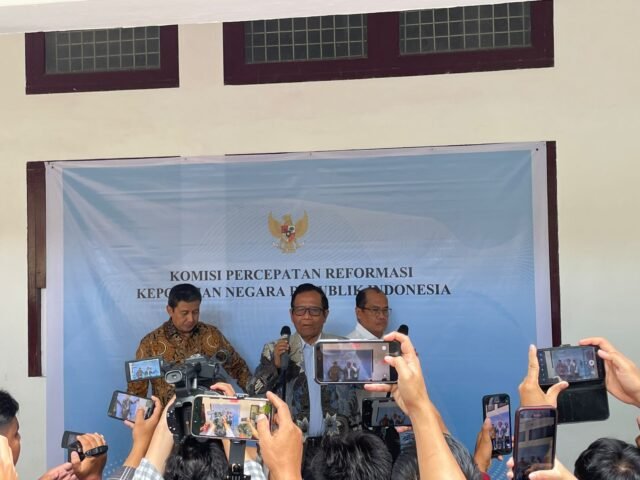 Konferensi Pers Komisi Percepatan Reformasi Polri setelah diskusi "Public Hearing" dengan berbagai elemen masyarakat di FH USU, Jumat (12/12/2025). | Sumber Istimewa