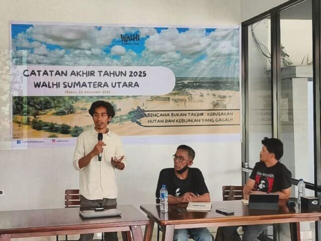 Pemaparan materi oleh Rianda Purba saat diskusi "Bencana Bukan Takdir: Kerusakan Hutan dan Kebanjiran yang Gagal" oleh WALHI Sumut di Taman Irama Coffe, Selasa (23/12/2025). | Andrean Refaldho Sembiring