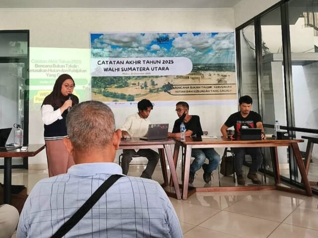 Dari kiri, MC, pemateri Rianda Purba dan Marjoko, serta moderator Tonggo dalam diskusi publik "Bencana Bukan Takdir: Kerusakan Hutan dan Kebanjiran yang Gagal" di sekretariat KontraS Sumut, Selasa (23/12/2025). | Andrean Refaldho Sembiring