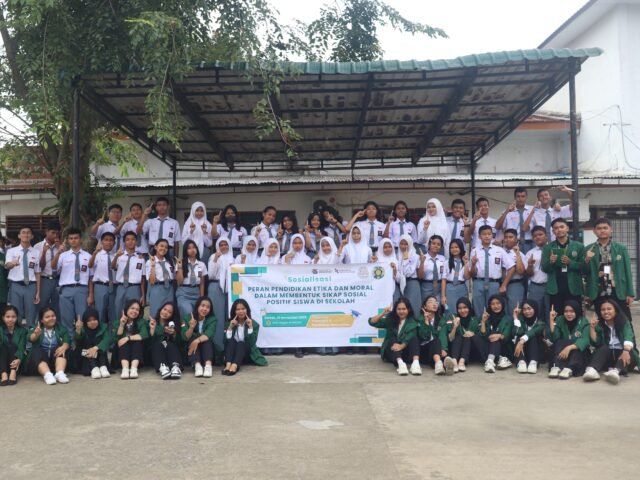 Kelompok MKWK Pendidikan Berkualitas 8 berfoto bersama siswa-siswi SMAN 15 Medan, (10/11/2025). | Sumber Istimewa