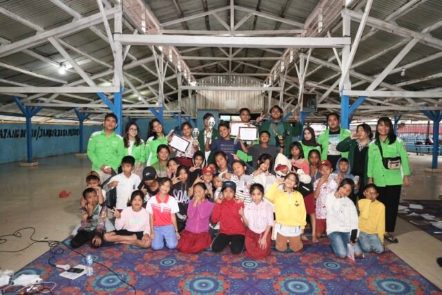 Kelompok KKN-T KR 04 USU berfoto bersama pemenang lomba Cerdas Cermat saat puncak acara pembagian piala di Jambur, Desa Merdeka, Rabu (26/11/2025). | Sumber Istimewa