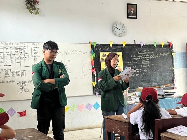 Anggota KKN-T KR 04 USU saat kegiatan Relawan Mengajar di SD Negeri 040471, Desa Merdeka, Senin (3/11/2025). | Sumber Istimewa