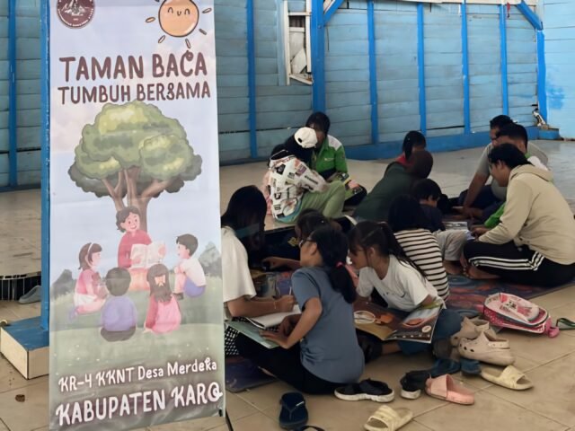 Anggota KKN-T KR 04 USU dan anak-anak Desa Merdeka dalam kegiatan Taman Baca di Jambur, Desa Merdeka, Sabtu (25/10/2025). | Sumber Istimewa
