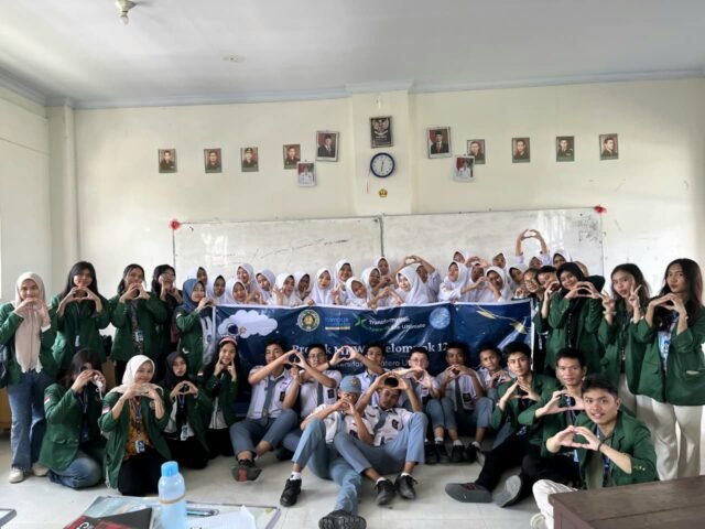 Kelompok mahasiswa proyek MKWK Perundungan 122 USU berfoto bersama siswa SMAN 2 Medan, Senin (27/10/2025). l Sumber Istimewa