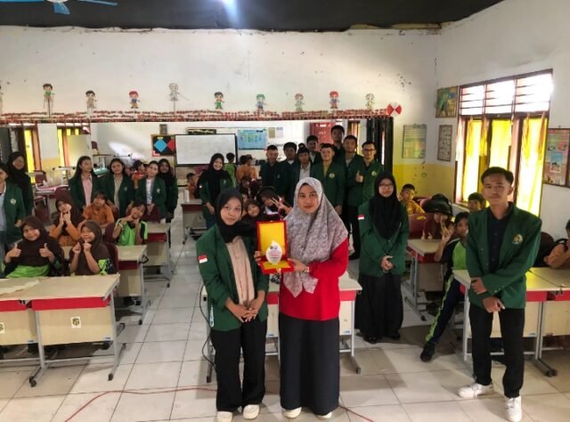 Kelompok mahasiswa proyek MKWK Air Bersih dan Sanitasi Layak 1 USU berfoto bersama sejumlah siswa SD Negeri 064016 Medan, Sabtu (18/10/2025). | Sumber Istimewa