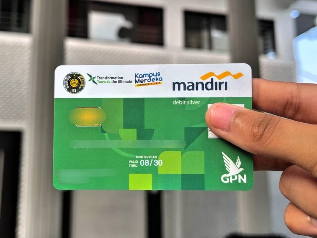 Tampak depan salah satu Kartu Tanda Mahasiswa (KTM) Universitas Sumatera Utara (USU), Senin (1/12/2025). | Fristania Nadeak