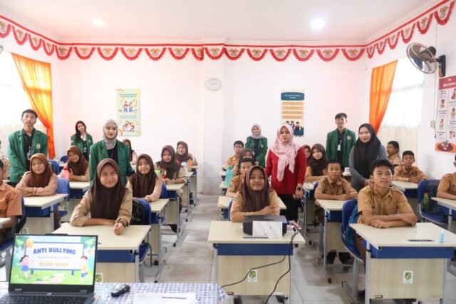 Kelompok mahasiswa proyek MKWK Perundungan 66 USUberfoto bersama guru dan siswa SMP Negeri 15 Medan, Sabtu (1/11/2025). | Sumber Istimewa