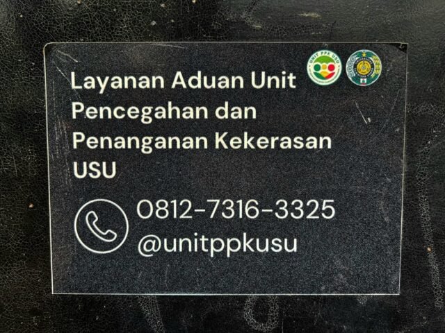Informasi layanan aduan unit PPK USU tertempel di papan penunjuk arah parkiran FISIP USU, Selasa (25/11/2025). | Fristania Nadeak