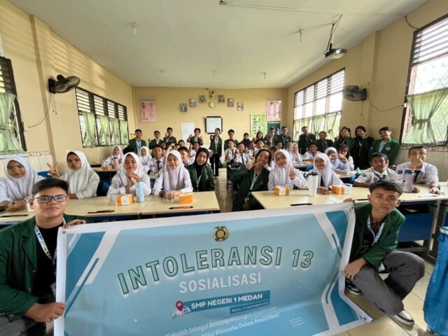 Kelompok proyek MKWK Intoleransi 13 berfoto bersama siswa-siswi SMP Negeri 1 Medan, Senin (27/10/2025). | Sumber Istimewa