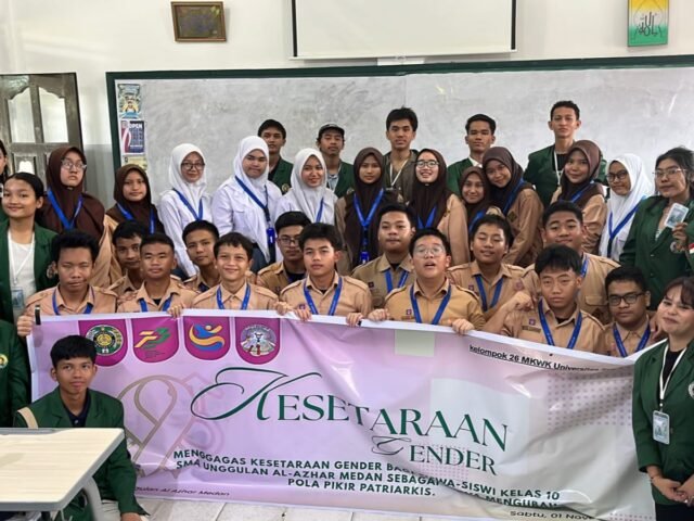 Kelompok mahasiswa proyek MKWK Kesetaraan Gender 26 USU berfoto bersama siswa SMA Unggulan Al-Azhar Medan, Sabtu (1/11/2025). l Sumber Istimewa