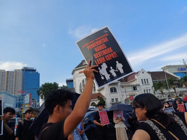 Salah seorang massa aksi mengangkat poster sebagai bentuk protes dalam aksi Kamisan yang ke-100 di Posbloc Medan, Kamis, (15/1/2026). | Dinar Fazira Fitri