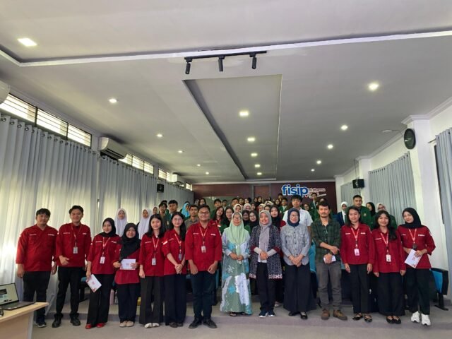 Foto bersama para pemateri, panitia, dan peserta PJTD Persma Pijar USU di Aula Fisip USU. Selasa (20/01/2026). | Sumber Istimewa