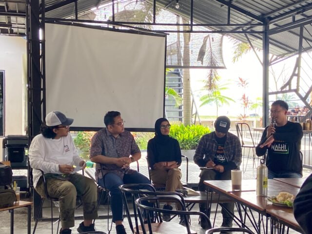 Desk Disaster WALHI Region Sumatra Bengkulu, Juli, saat penyampaian materi dalam konferensi pers Bencana Sumatra yang digelar oleh WALHI di Sabah Coffee & Place, Kota Medan, Jumat (16/01/2026). | Sumber Istimewa