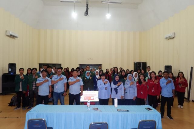 Panitia dan Peserta PJTD Pijar 2026 berfoto bersama Kepala dan staf LPP RRI Medan di ruangan Multimedia RRI Medan, Rabu (21/1/2026). | Sumber Istimewa