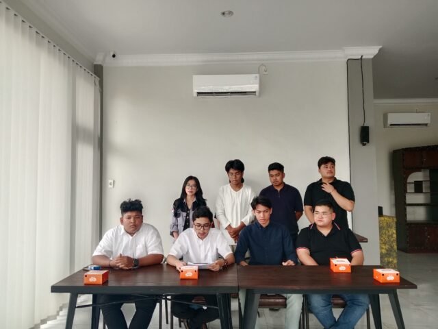 Ketua BEM FEB USU Axel Byron Sinaga menyampaikan klarifikasi saat press conference di Sorlet Indonesia, Senin (19/01/2026). | Muhammad Rifqy Ramadhan Lubis