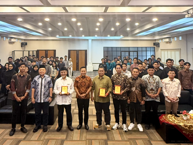 Para tamu undangan, narasumber, dan peserta berfoto bersama dalam Simposium Pendidikan bertema "Restorasi Pendidikan Sumatera Utara: Rekonstruksi Akses, Kualitas dan Keadilan Sosial Menuju Aksi Nyata Indonesia Emas 2045" di Aula FISIP USU, Kamis (26/2/2026). | Sumber Istimewa