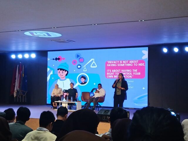 Pemateri Sares Wari saat menyampaikan materi dalam kegiatan Campus Talk di Auditorium UCSN IBBI, Sabtu (31/1/2026). | Hasrina Arum Maulida