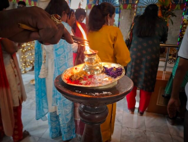 DUPA | Penyalaan dupa oleh salah satu umat saat ritual ibadah di dalam kuil, Minggu (1/2/2026). | Derista Putri