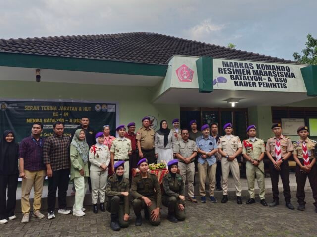 Anggota dan Alumni Menwa USU saat berfoto bersama Sekretaris Ditmawalumni, Ibu Isyatun Mardhiyah, di Markas Menwa Batalyon-A USU, Kamis (12/2/2026). | Susy Simanungkalit