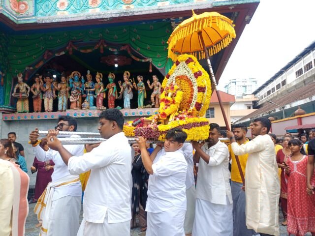 AGUNG | Salah satu ikon Thaipusam, Dewa Murugan, mengelilingi kuil bersama dengan umatnya, Minggu (1/2/2026). | Dinar Fazira Fitri