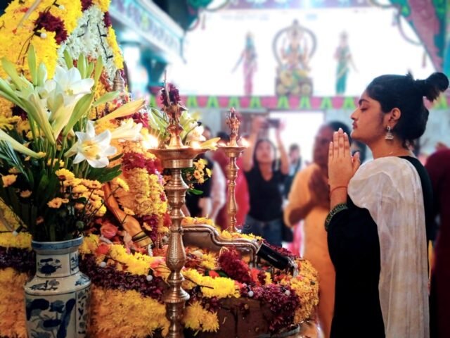 KHUSYUK | Umat berdoa kepada Dewa Murugan di Kuil Shri Mariamman, pada Minggu (1/2/2026). | Jennifer Smith L. Tobing