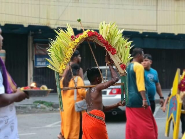 THOL KAVADI | Seorang anak memanggul thol kavadi di bahu saat perayaan Thaipusam, Minggu (1/2/2026). | Imelda Sari Manalu