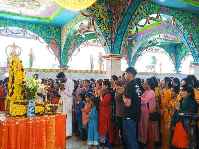 LANTUNAN | Umat melakukan pemujaan kepada Dewa Murugan di Kuil Shri Mariamman, pada Minggu (1/2/2026). | Jennifer Smith L. Tobing