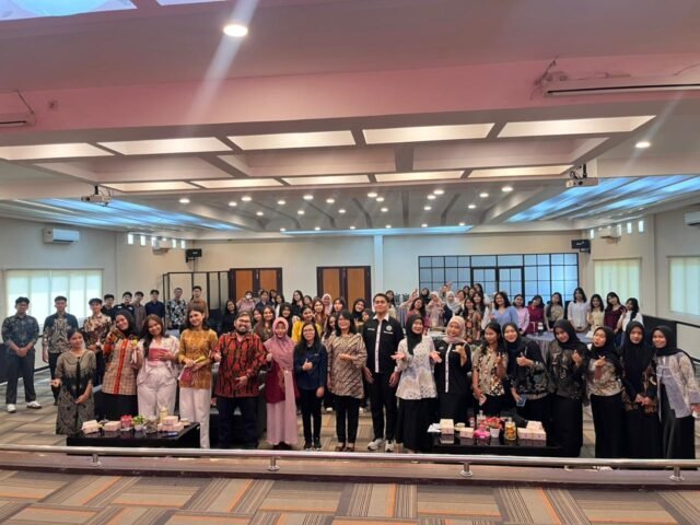 Peserta dan pemateri berfoto bersama usai diskusi publik “Festralayan” yang digelar oleh IMPRODIAP FISIP USU di Aula FISIP USU, Kamis (12/2/2026). | Sumber Istimewa