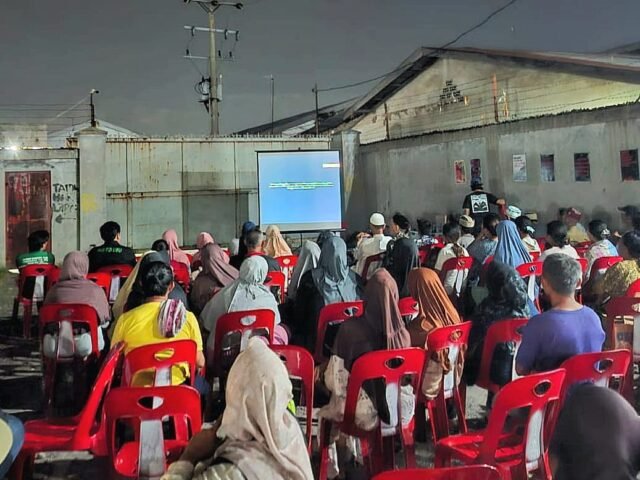 Warga Tanjung Mulia saat nobar film "Dago Elos" di Jalan Alumunium I, Medan Deli, Minggu (17/2/2026). | Sumber Istimewa
