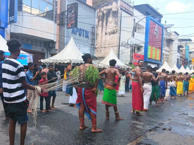 ALAVU KAVADI | Sejumlah umat mengikuti ritual alavu kavadi dengan kait logam tajam yang dikaitkan pada kulit tubuh, Minggu (1/2/2026). | Imelda Sari Manalu