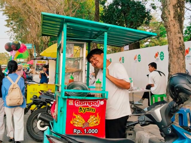 Senyum Hangat Pedagang Kaki Lima | Shifwah Suhaila