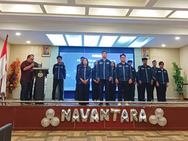 Jajaran pengurus baru IMIKS USU periode 2026/2027 saat pembacaan ikrar pelantikan di Aula FISIP USU, Jumat (13/3/2026). | Deasy Glorya br Situmorang