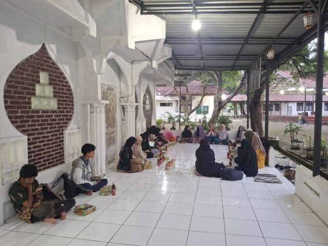 Suasana berbuka puasa bersama di Masjid Nurul Ilmi FIB USU, Selasa (10/3/2026). | Sumber Istimewa