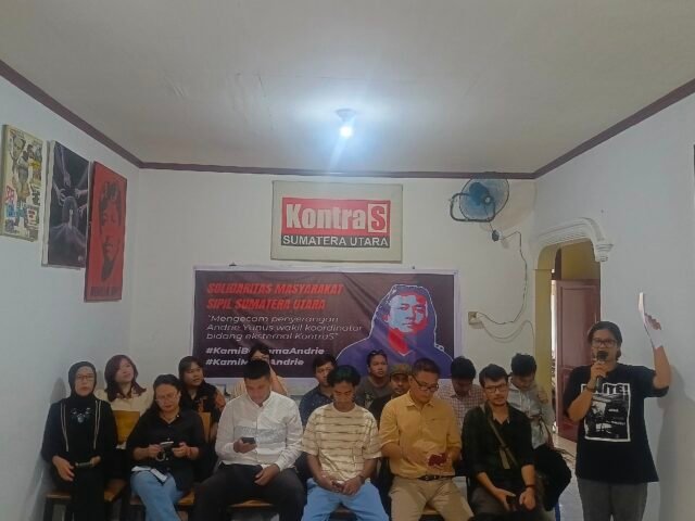 Kepala Operasional KontraS Sumut, Adinda Zahra Noviyanti, menyerukan lima tuntutan dalam konferensi pers Solidaritas Masyarakat Sipil Sumatra Utara, Senin (16/3/2026) di KontraS Sumut.