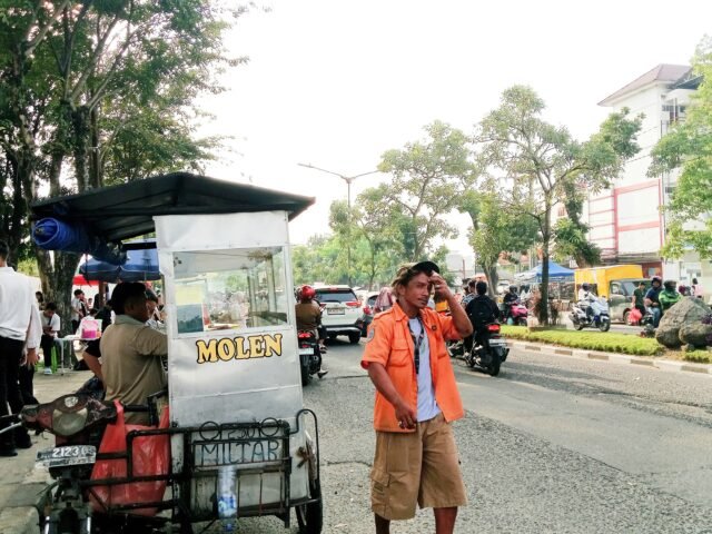 Petugas Parkir Berjaga | Ruth Cinthia Sianturi