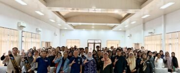 Para peserta berfoto bersama narasumber serta Dekan FIB USU dalam pelatihan Krida Bahasa Kreatif Menulis Esai 2026 di Gedung Serbaguna FIB Rabu (4/3/2026). | Sumber Istimewa