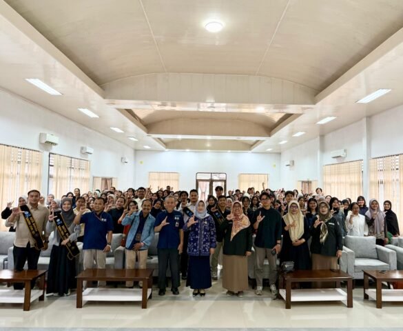 Para peserta berfoto bersama narasumber serta Dekan FIB USU dalam pelatihan Krida Bahasa Kreatif Menulis Esai 2026 di Gedung Serbaguna FIB Rabu (4/3/2026). | Sumber Istimewa