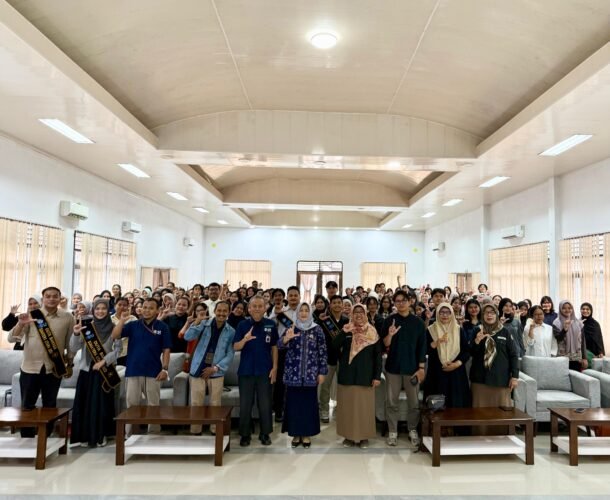 Para peserta berfoto bersama narasumber serta Dekan FIB USU dalam pelatihan Krida Bahasa Kreatif Menulis Esai 2026 di Gedung Serbaguna FIB Rabu (4/3/2026). | Sumber Istimewa