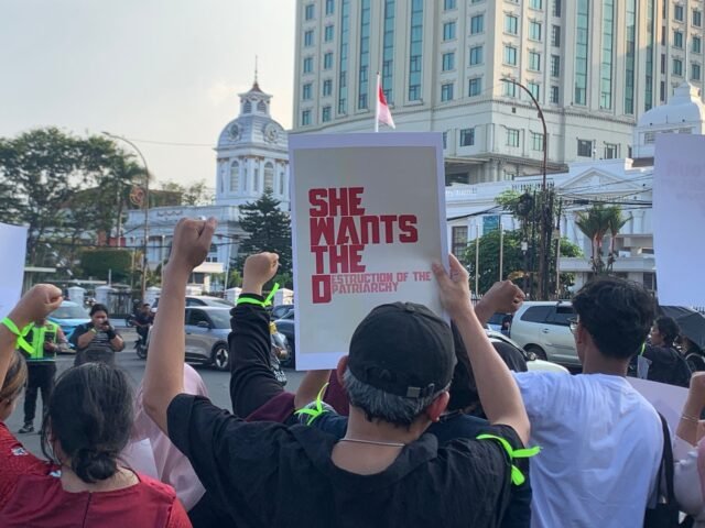 GELORA | Poster tuntutan diangkat tinggi dari barisan massa, menyuarakan perlawanan terhadap sistem patriarki, Sabtu (7/3/2026). | Febryani Cintya Amelia Sibarani