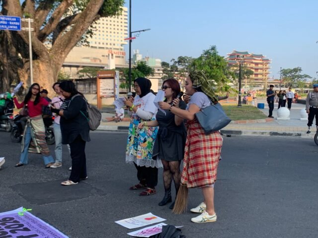 PEKIK | Nyanyian perlawanan menggema di tengah kerumunan, menyuarakan protes dan penyatuan semangat dalam menuntut keadilan, Sabtu (7/3/2026). | Febryani Cintya Amelia Sibarani