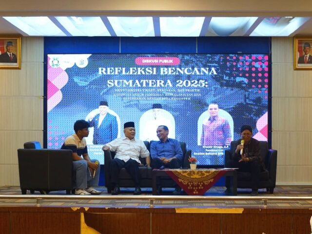 Dari kiri, moderator bersama narasumber saat diskusi publik “Refleksi Bencana Sumatra 2025: Menyinkronkan Riset, Kebijakan, dan Praktik Lapangan untuk Pemulihan Berkelanjutan dan Pencegahan dengan Peta Ekosistem” di Aula FISIP USU, Jumat (27/2/2026). | Sumber Istimewa