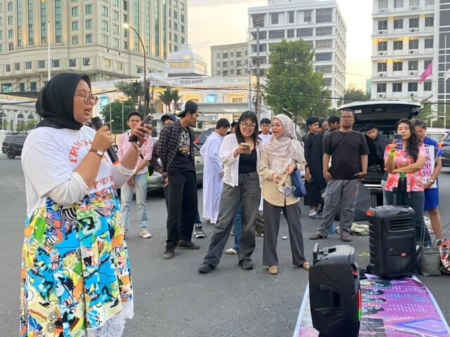 Salah satu orator aksi membacakan poin tuntutan saat Aksi Peringatan Hari Perempuan Internasional 2026 di depan Pos Bloc Medan, Sabtu (7/3/2026). | Dinar Fazira Fitri